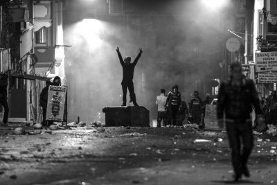 　10月8日，在土耳其伊斯坦布爾，同情難民遭遇的庫爾德人進(jìn)行游行示威，指責(zé)政府應(yīng)對“伊斯蘭國”武裝不