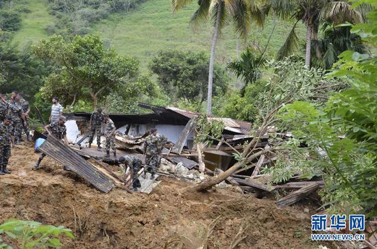 10月29日，斯里蘭卡救援部隊抵達(dá)山體滑坡災(zāi)區(qū)展開救援。