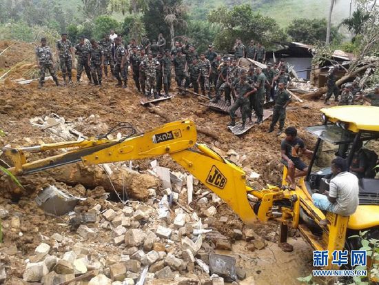 　10月29日，斯里蘭卡救援部隊抵達(dá)山體滑坡災(zāi)區(qū)展開救援。