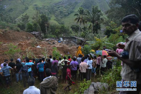 這張10月29日拍攝的照片顯示斯里蘭卡中部山體滑坡中幸存村民們正在被疏散。