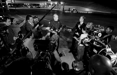 警方發(fā)言人接受記者采訪。