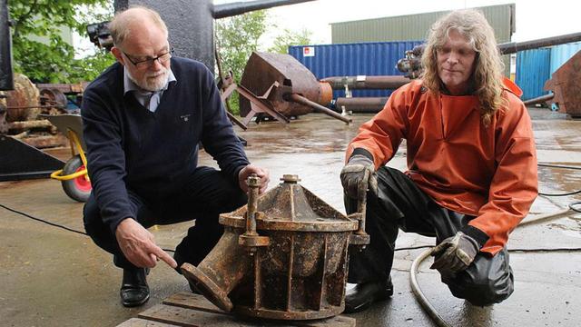 丹麥潛水員安德森（左）展示其打撈上來的U-78潛艇殘骸。