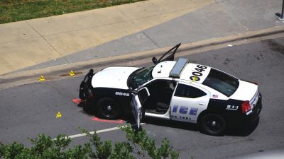 被槍手擊中的警車。新華社發(fā)