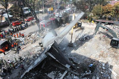 7月1日，搜救人員在印尼軍機墜毀現(xiàn)場進行搜救和清理工作。