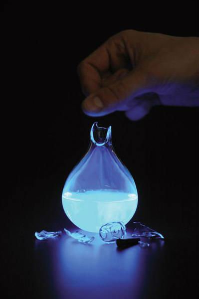 荷蘭藝術家發(fā)明人血燃料燈，一滴血照亮整間房。圖片來源：新加坡《聯(lián)合早報》網(wǎng)站