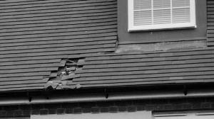 被砸出的洞。