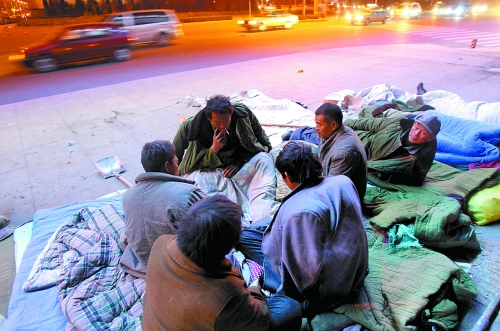 寒風(fēng)里，他們以打牌來打發(fā)枯燥的生活。