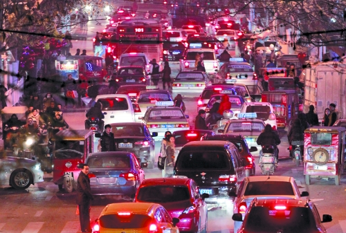 昨晚11點(diǎn)，二七廣場(chǎng)仍較擁堵。圖為東太康路在擁堵中。