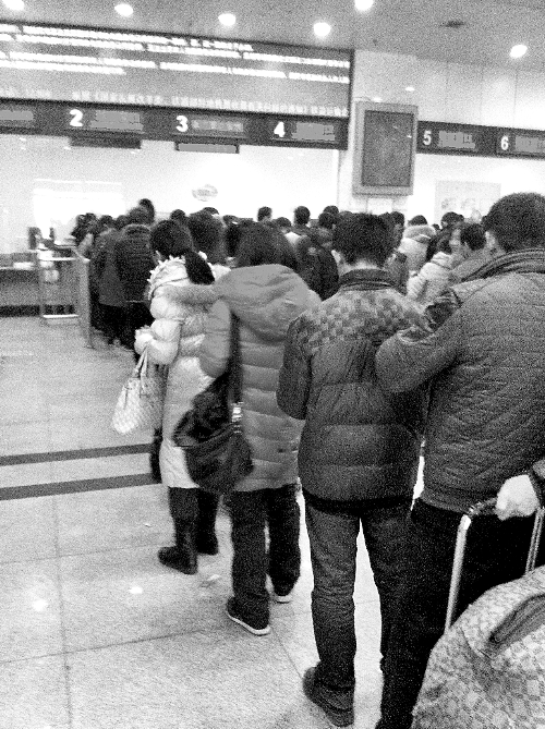 春運(yùn)第三日退票的隊(duì)伍比買(mǎi)票隊(duì)伍長(zhǎng)