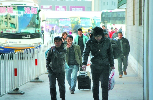 乘汽車(chē)踏上返程的人們 乘汽車(chē)踏上返程的人們