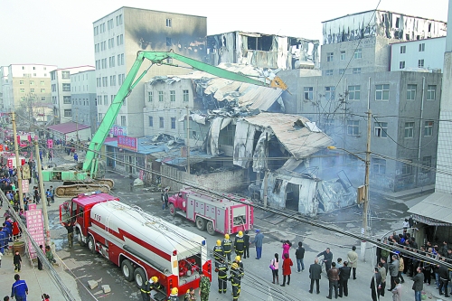 風(fēng)助火勢，6座相鄰的居民樓加建的板房樓陸續(xù)被大火引燃。