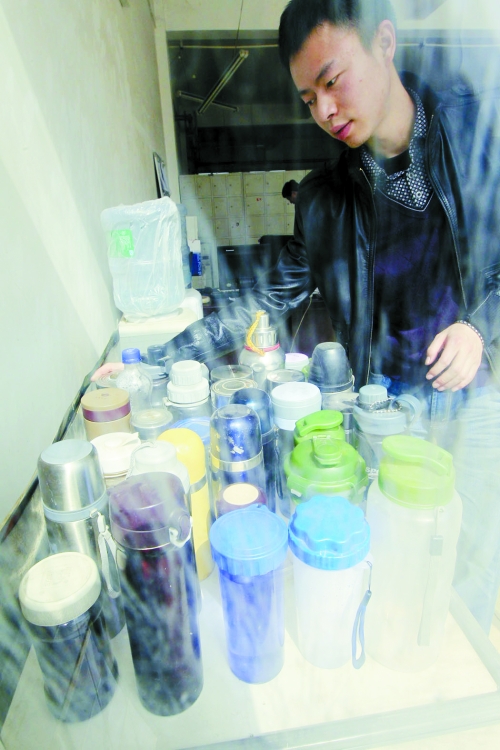 怕堵在路上，公交司機(jī)不敢喝水，把杯子放在了調(diào)度室