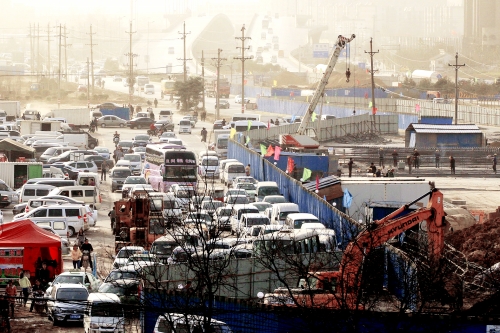 昨日上午，京廣路與南三環(huán)交叉口附近堵成了一鍋粥