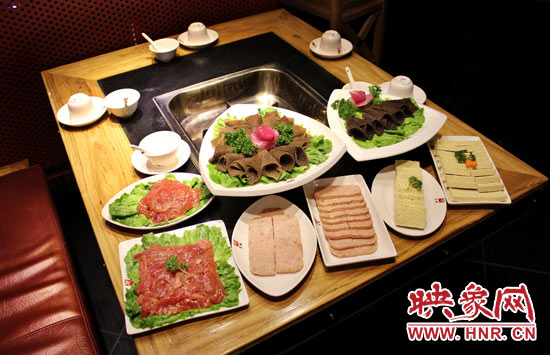 巴奴毛肚火鍋主打的就是半份的菜品。例如這個巴奴毛肚，整份的是42元，而半份只要21元，既便宜又實(shí)惠。