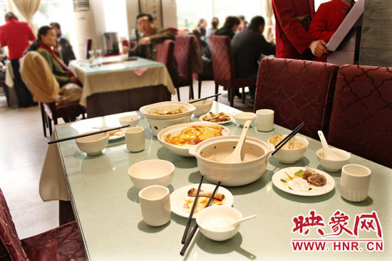 3月22日，阿五美食英協(xié)路店幾位顧客用完餐后，盤子里的食物所剩無幾。