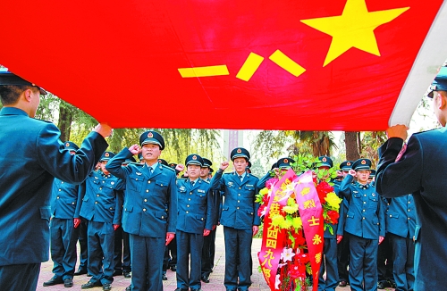 　　“我宣誓:保衛(wèi)祖國藍天不受侵犯!”4月3日,濟空某部的官兵來到內(nèi)鄉(xiāng)縣烈士陵園掃墓,通過敬獻花籃、