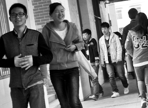 漯河高中一些學(xué)生表示他們并未受到“最牛校規(guī)”影響 漯河高中一些學(xué)生表示他們并未受到“最牛校規(guī)”影響