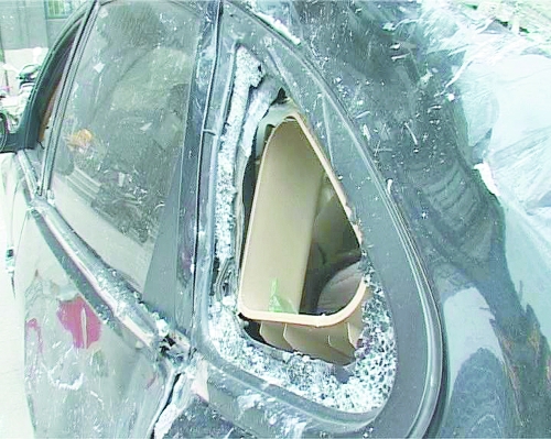 爆炸導致部分窗玻璃碎裂掉落,殃及樓下停放的轎車。