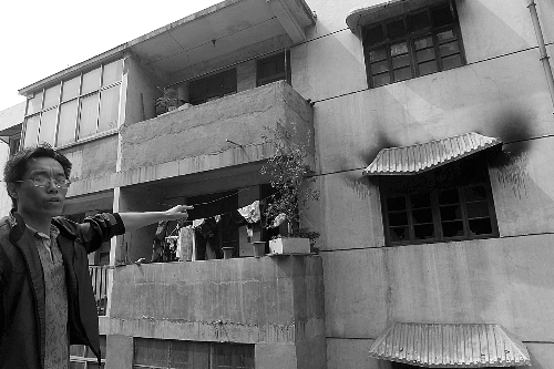 犯罪嫌疑人王某住在與受害人一個單元的三樓 犯罪嫌疑人王某住在與受害人一個單元的三樓