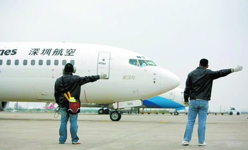 機場工作人員在指揮飛機起飛 機場工作人員在指揮飛機起飛