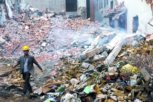 一座清朝老宅被一把火燒成了灰燼。透過(guò)青煙，才能看到它曾存在過(guò)的痕跡