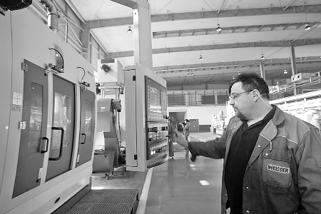 　　▲5月7日，來自德國的專家正在中原內(nèi)配股份有限公司的生產(chǎn)線上調(diào)試設(shè)備。