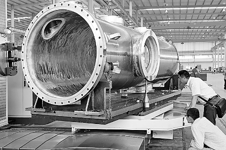 ▲5月6日，河南飛宇實業(yè)有限公司的技術(shù)人員正在調(diào)試設(shè)備，準備試生產(chǎn)。