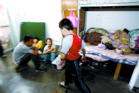 孩子們住在這里，沒有上學(xué)，大部分時間是練功，出去表演