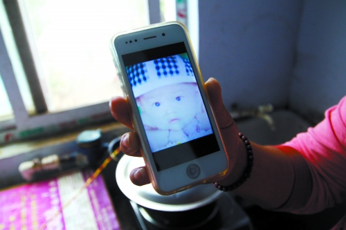 兒子過去的照片，她一直存在手機里