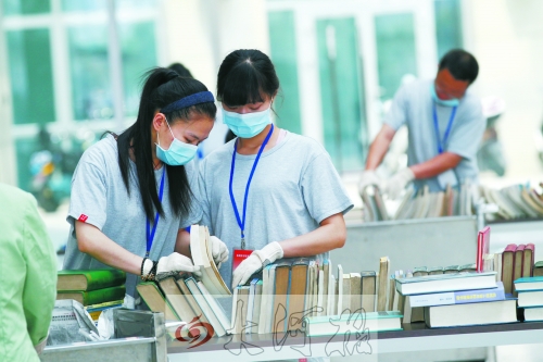 工作人員正在忙著整理書(shū)籍,逐一登記、歸類(lèi)。