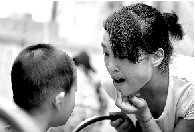 　張麗梅的發(fā)音吐字并不清晰。但她每次教兒子練習，都力求做到“聲情并茂”。