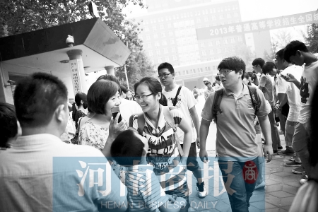 考場外，家長用溫暖的笑容迎接孩子