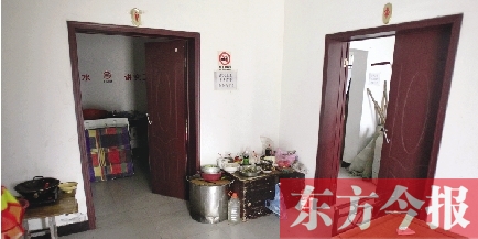 男廁洗漱池前，堆放著大量家電、家具等生活用品