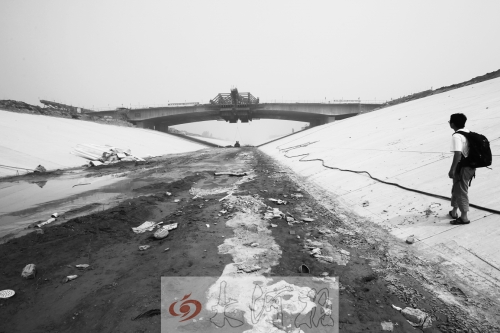 南水北調(diào)渠上架起的大橋 南水北調(diào)渠上架起的大橋