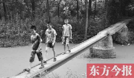 這座寬僅0.4米的危橋，承擔(dān)著1000多人的出行