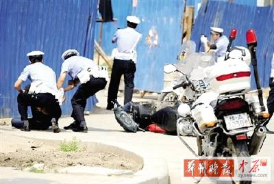 　一名歹徒被抓獲，另一名歹徒持槍劫持了一名門衛(wèi)。