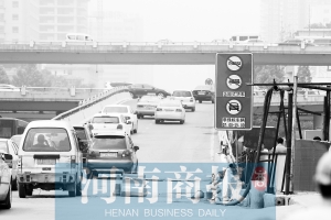 紫荊山立交橋上橋口，已經(jīng)有非綠標(biāo)車禁止通行的標(biāo)志 王春勝/攝
