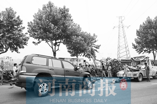 鄭州文化路百萬豪車“騎”上樹 一下撞飛幾十萬 河南商報(bào)記者 邱曉峰/攝 鄭州文化路百萬豪車“騎”上樹 一下撞飛幾十萬 河南商報(bào)記者 邱曉峰/攝