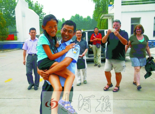 黨心松一行人剛下車，楊衛(wèi)軍就一把抱起了她，流露出幸福的笑容，不遠(yuǎn)處史蒂夫拍照銘記這一刻。