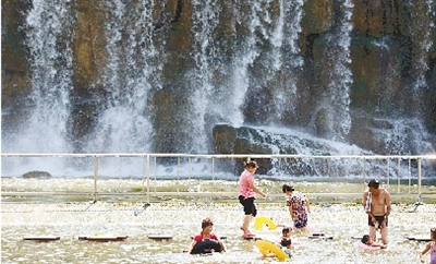 能玩水的地方，人一定多。