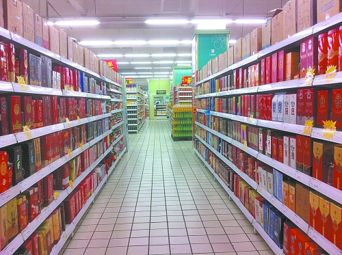 商場里賣的酒，銷售人員稱都是純糧酒，而專家稱，中、低檔酒用酒精和各種添加劑勾兌的情況并不鮮見。