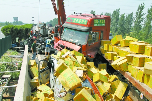大貨車旁邊的海馬轎車被雞蛋砸中，車上兩人逃脫及時，僅受輕傷。