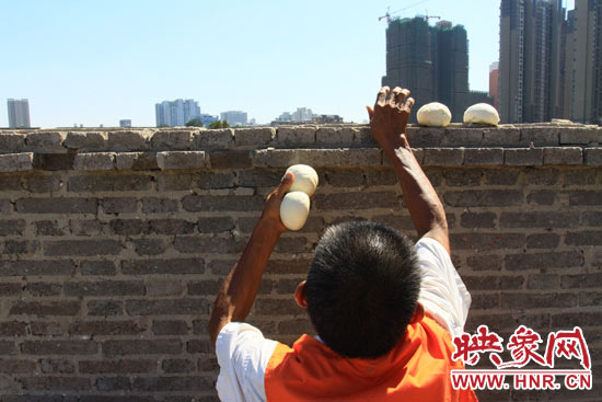 圖為老王在取曬干的饅頭。