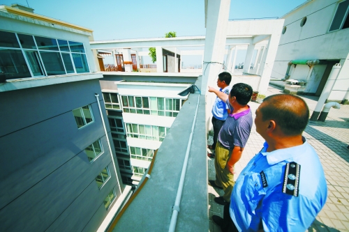 洛龍區(qū)城管執(zhí)法人員到該小區(qū)的“空中花園”進行調(diào)查取證 洛龍區(qū)城管執(zhí)法人員到該小區(qū)的“空中花園”進行調(diào)查取證