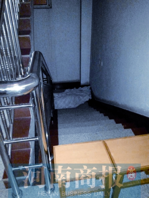 昨晚7點(diǎn)多，女孩的尸體還未移走 見習(xí)記者 姬中貴/攝