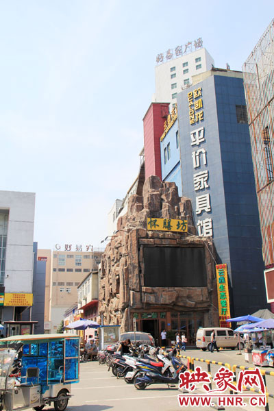 在該酒店一層的入口處，屹立著一座4層樓高的假山，氣勢雄偉。