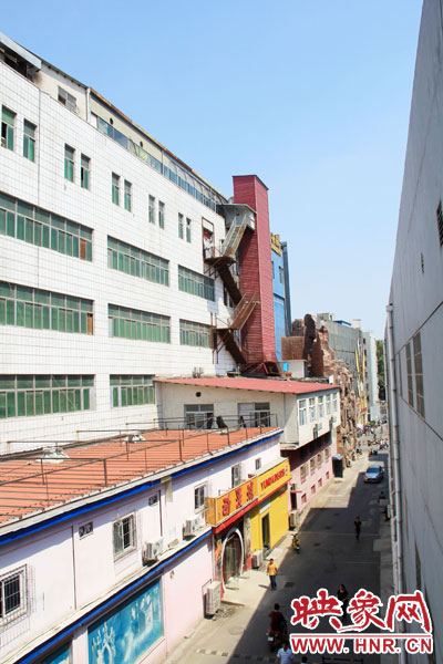 該家具賣場共6層樓，第7層建筑與其他樓層風(fēng)格迥然不同，有明顯后期加蓋痕跡