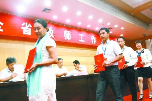 昨日，我省諸多優(yōu)秀教師獲頒“師德標(biāo)兵”、“師德先進(jìn)個(gè)人”等榮譽(yù)證書(shū)。