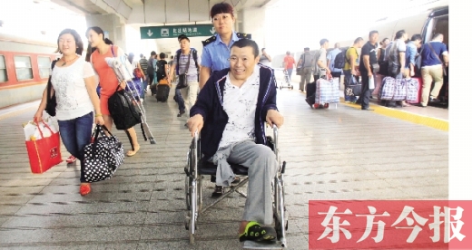 李剛手術(shù)后歸來，在車站工作人員幫助下走出鄭州火車站站臺(tái)  東方今報(bào)首席記者 張曉冬 攝