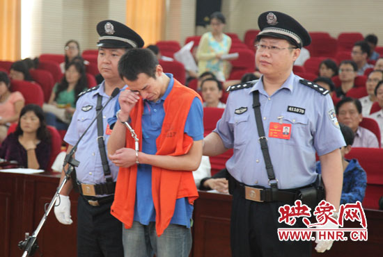 庭審現(xiàn)場，幾度流下淚水的小偉，后悔當(dāng)初太過沖動。魏海勇-攝